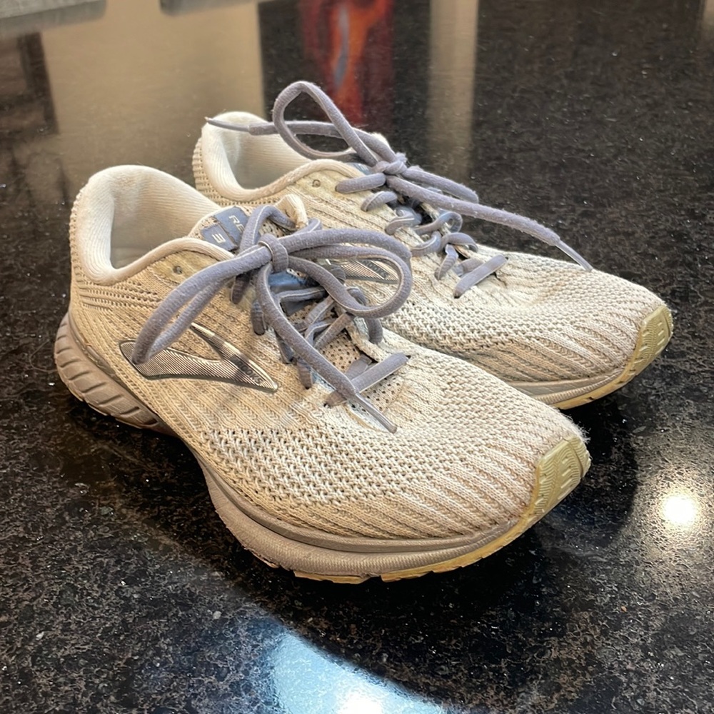 Women’s Brooks Revel Size 7